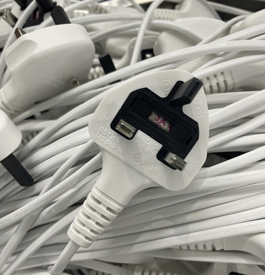 Cable électrique solaire fait sur commande du chauffe-eau 8ft avec la prise